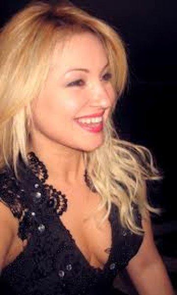 Zahide Yetiş canlı yayında kına gecesi yaptı