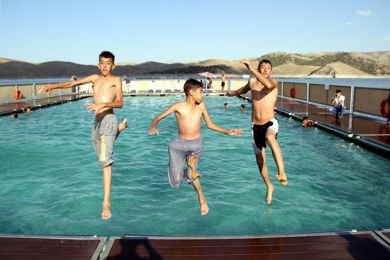 Keban Baraj Gölü'nde havuz keyfi