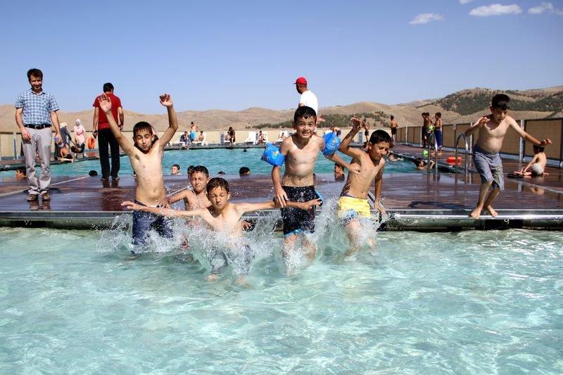 Keban Baraj Gölü'nde havuz keyfi