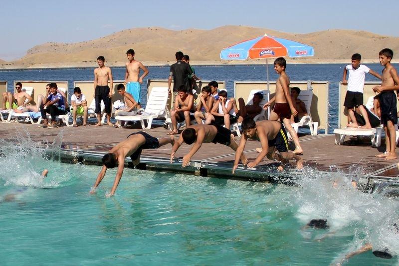 Keban Baraj Gölü'nde havuz keyfi