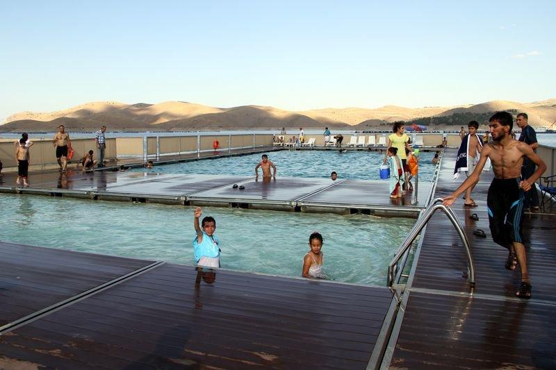 Keban Baraj Gölü'nde havuz keyfi