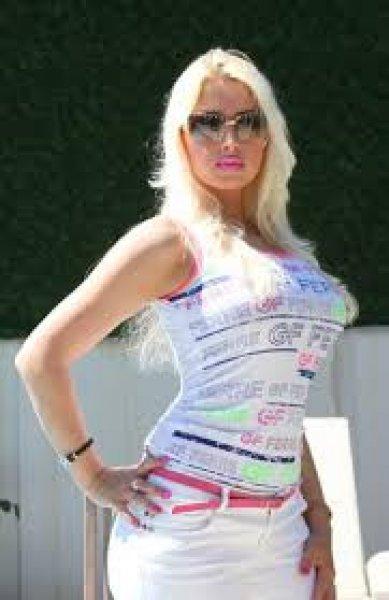 Kedicikler bikinili poz verdi 