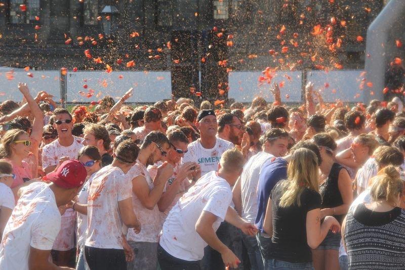 Hollanda'da Rusya'ya domatesli protesto