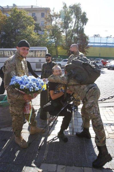 Gönüllü Azov taburu Doğu Ukrayna'dan döndü