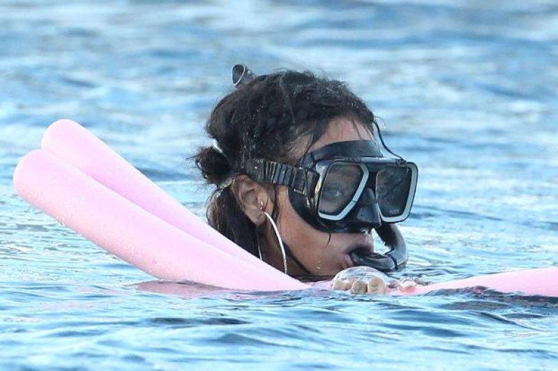 Rihanna denizden korkuyor 