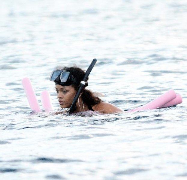 Rihanna denizden korkuyor 