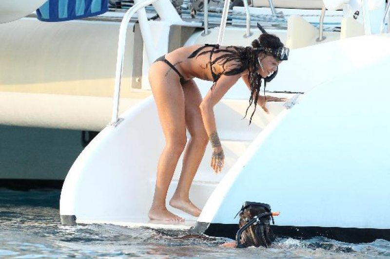 Rihanna denizden korkuyor 