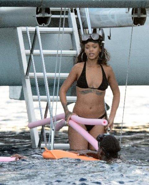 Rihanna denizden korkuyor 