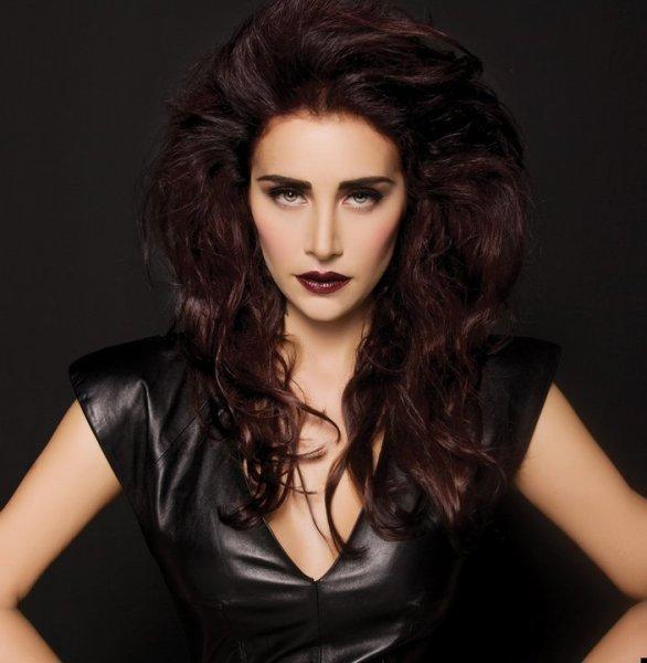 Sıla mankenlere taş çıkardı