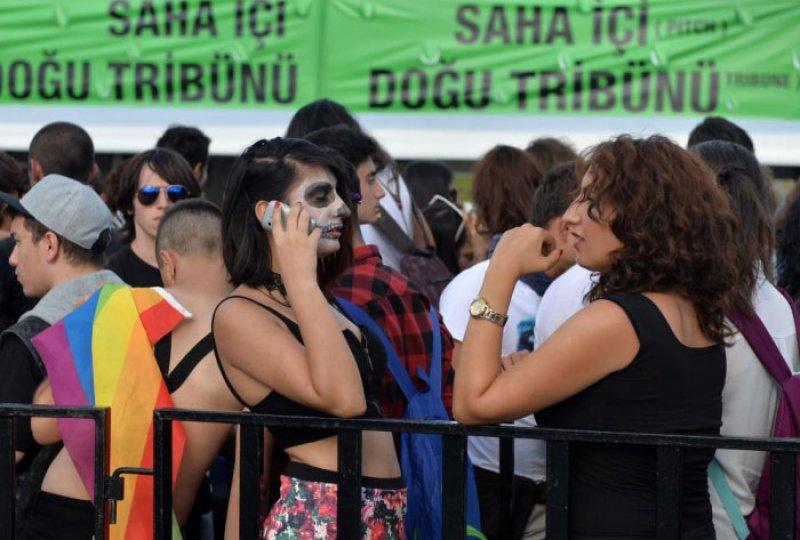 Lady Gaga konserinde hayranları da ilginç giyindi