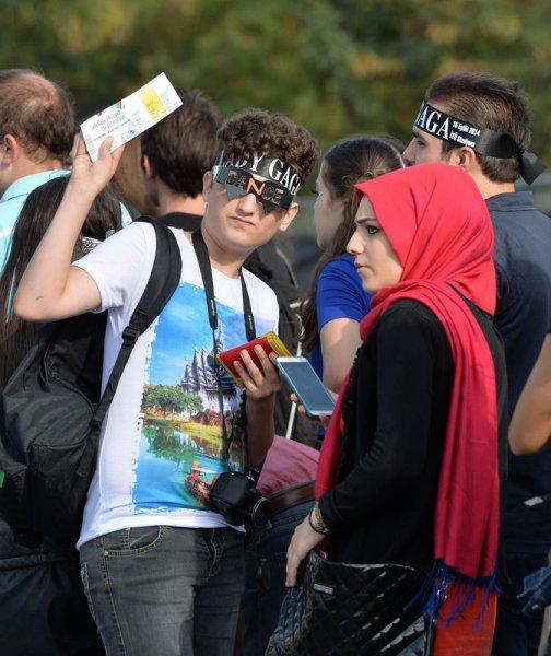 Lady Gaga konserinde hayranları da ilginç giyindi