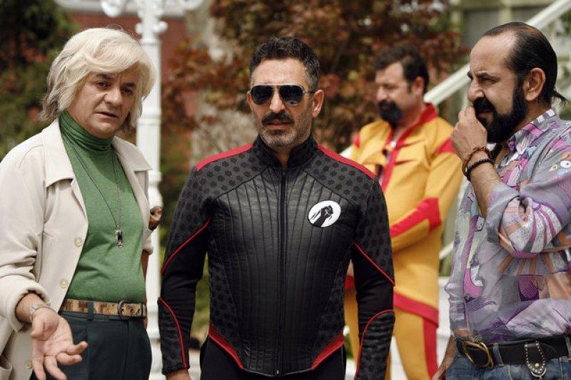 Cem Yılmaz yemek yediği kadınları tanımadı