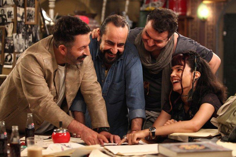 Cem Yılmaz yemek yediği kadınları tanımadı