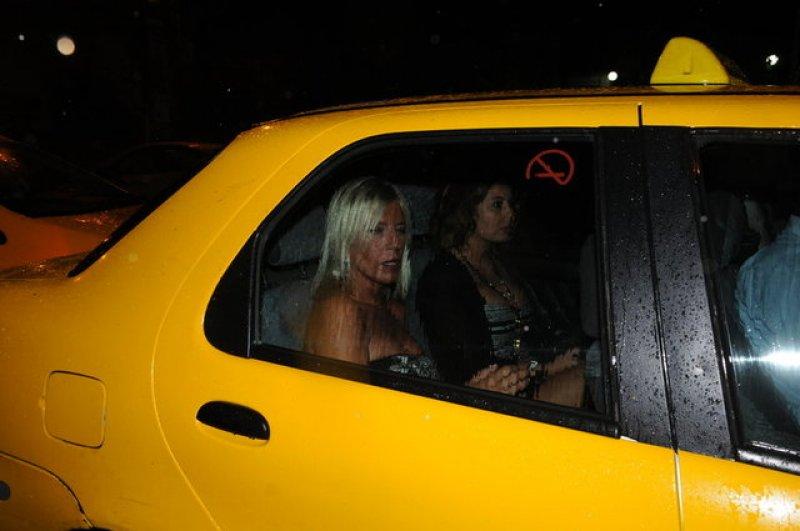 Cem Yılmaz yemek yediği kadınları tanımadı