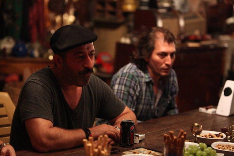 Cem Yılmaz yemek yediği kadınları tanımadı