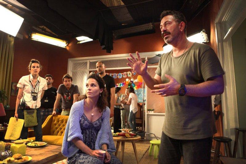 Cem Yılmaz yemek yediği kadınları tanımadı