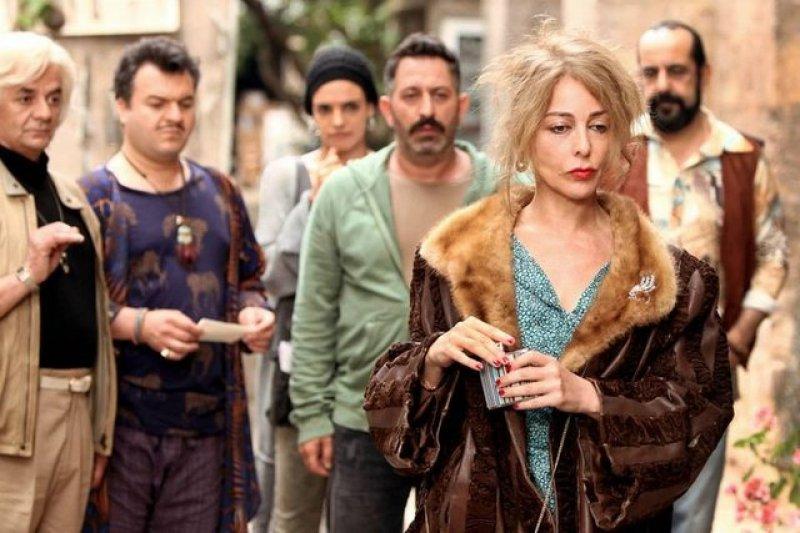 Cem Yılmaz yemek yediği kadınları tanımadı