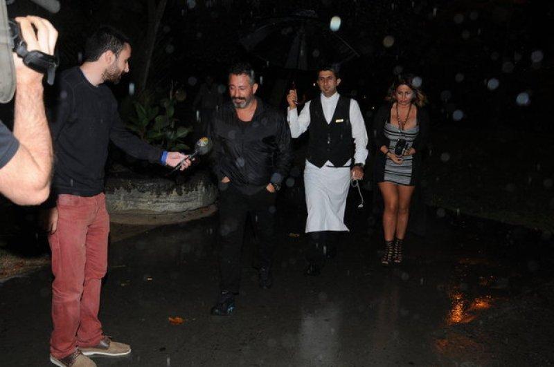 Cem Yılmaz yemek yediği kadınları tanımadı