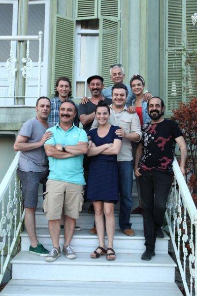 Cem Yılmaz yemek yediği kadınları tanımadı