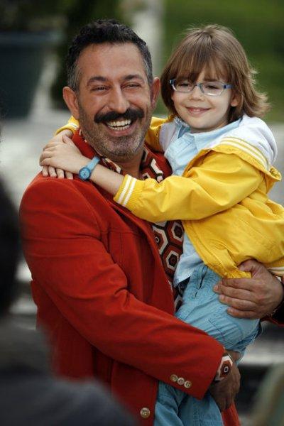 Cem Yılmaz yemek yediği kadınları tanımadı