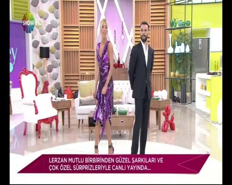 Çağla Şikel'in canlı yayında göğsü açıldı