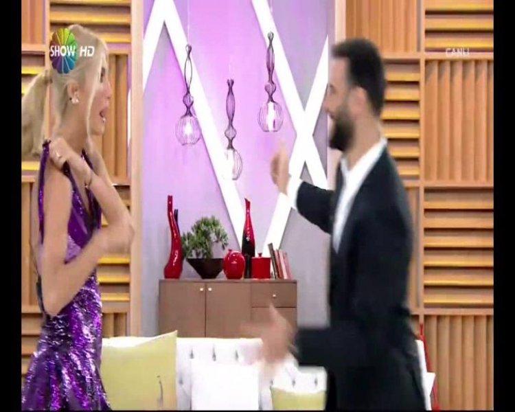 Çağla Şikel'in canlı yayında göğsü açıldı