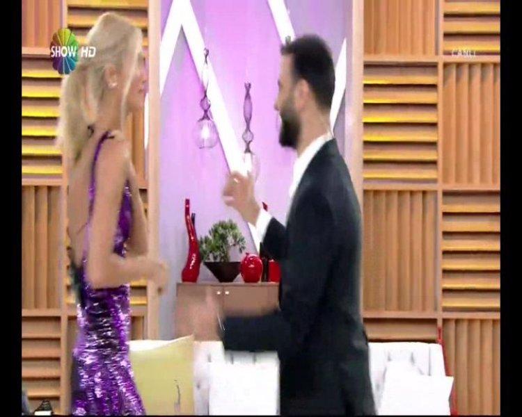 Çağla Şikel'in canlı yayında göğsü açıldı