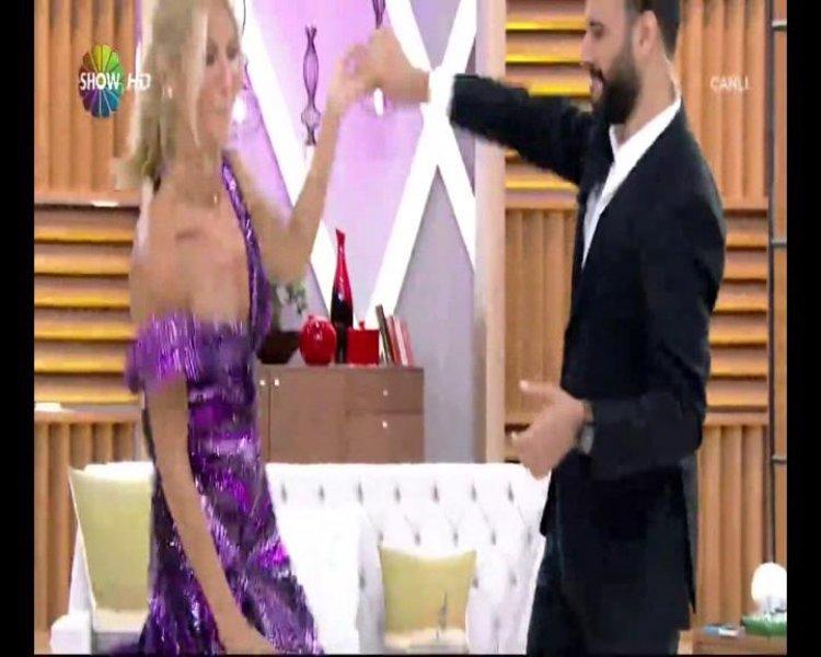 Çağla Şikel'in canlı yayında göğsü açıldı