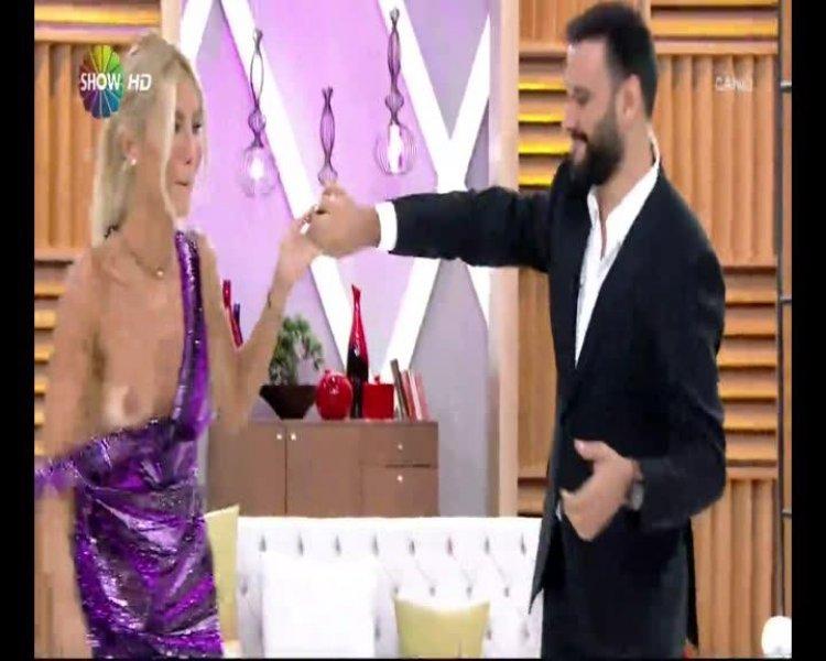 Çağla Şikel'in canlı yayında göğsü açıldı