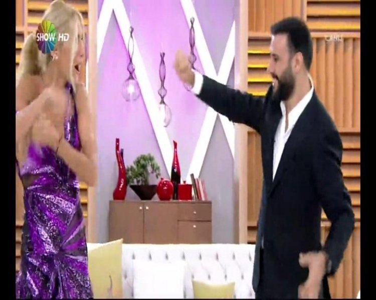 Çağla Şikel'in canlı yayında göğsü açıldı