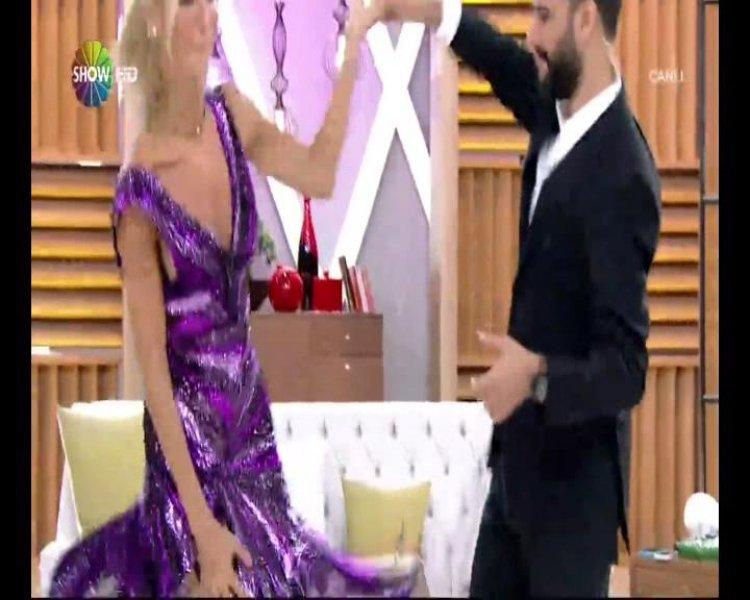 Çağla Şikel'in canlı yayında göğsü açıldı