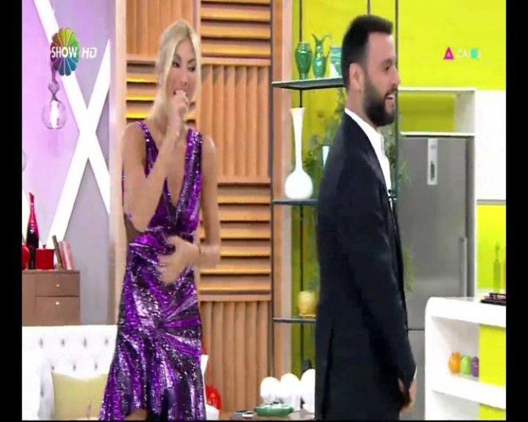 Çağla Şikel'in canlı yayında göğsü açıldı