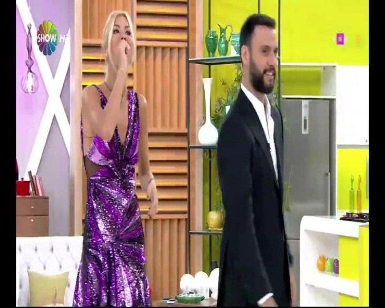 Çağla Şikel'in canlı yayında göğsü açıldı