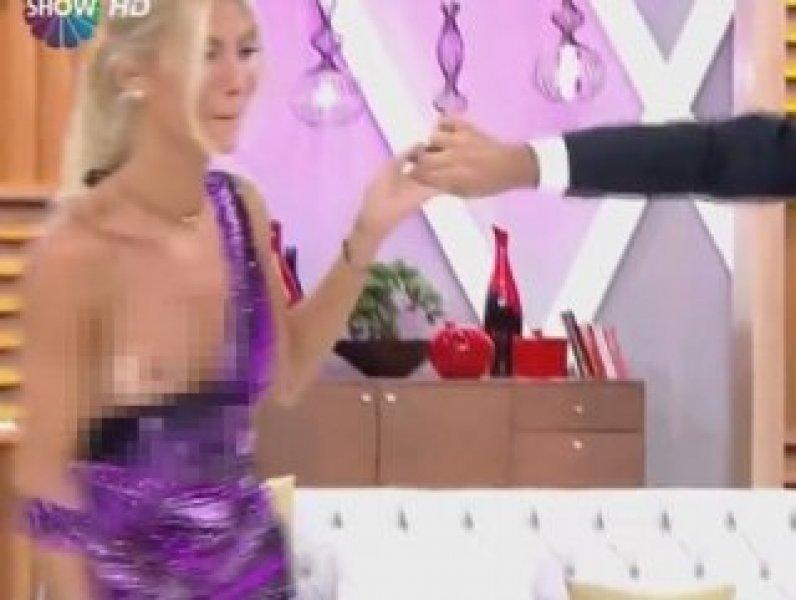 Çağla Şikel'in canlı yayında göğsü açıldı