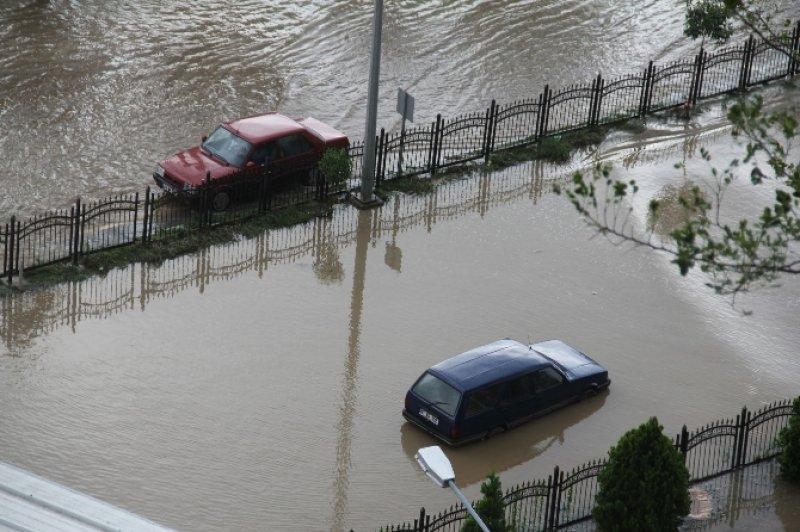 Giresun'da dev dalgalar caddeyi sular altında bıraktı