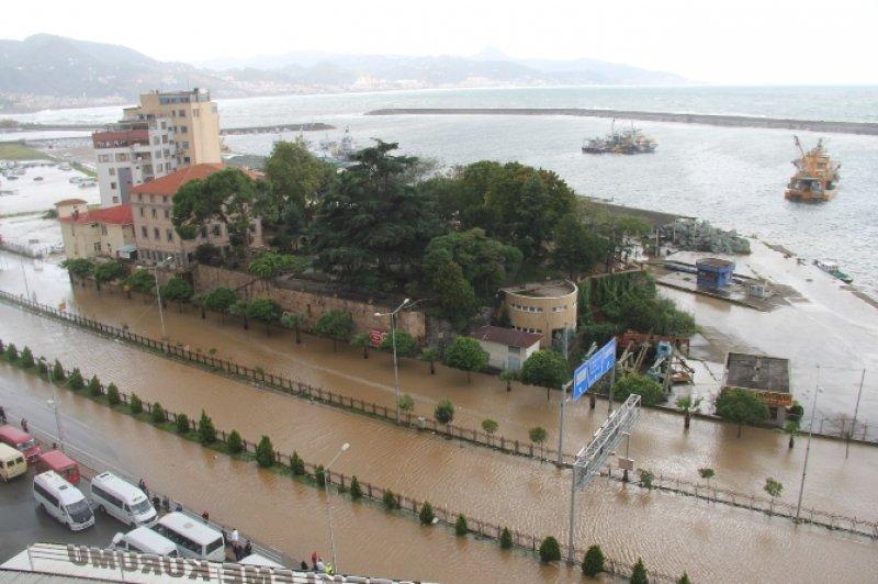 Giresun'da dev dalgalar caddeyi sular altında bıraktı