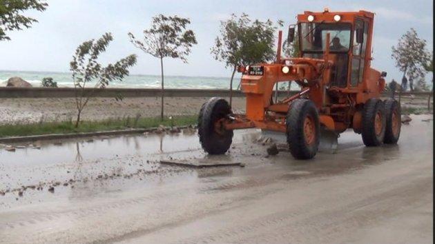 Giresun'da dev dalgalar caddeyi sular altında bıraktı