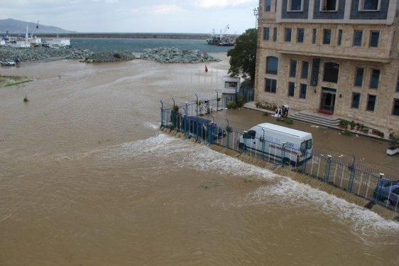 Giresun'da dev dalgalar caddeyi sular altında bıraktı
