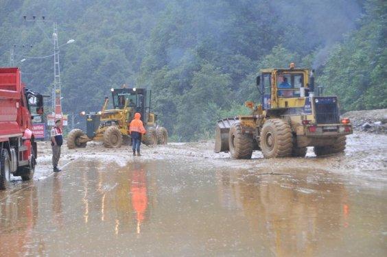 Giresun'da dev dalgalar caddeyi sular altında bıraktı
