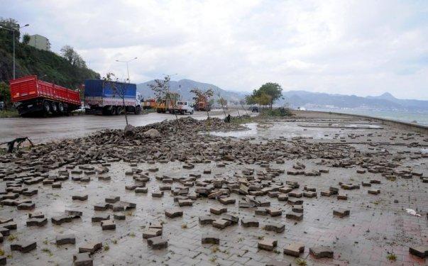 Giresun'da dev dalgalar caddeyi sular altında bıraktı