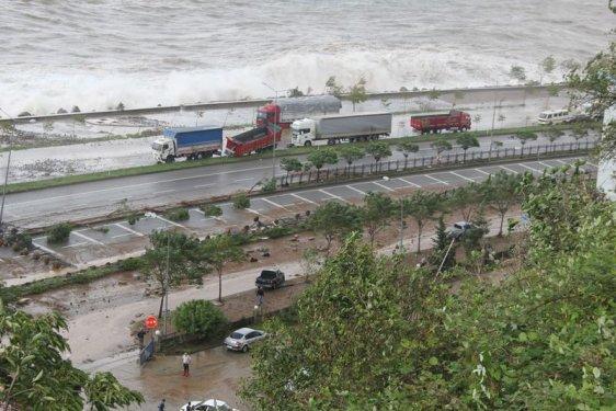 Giresun'da dev dalgalar caddeyi sular altında bıraktı
