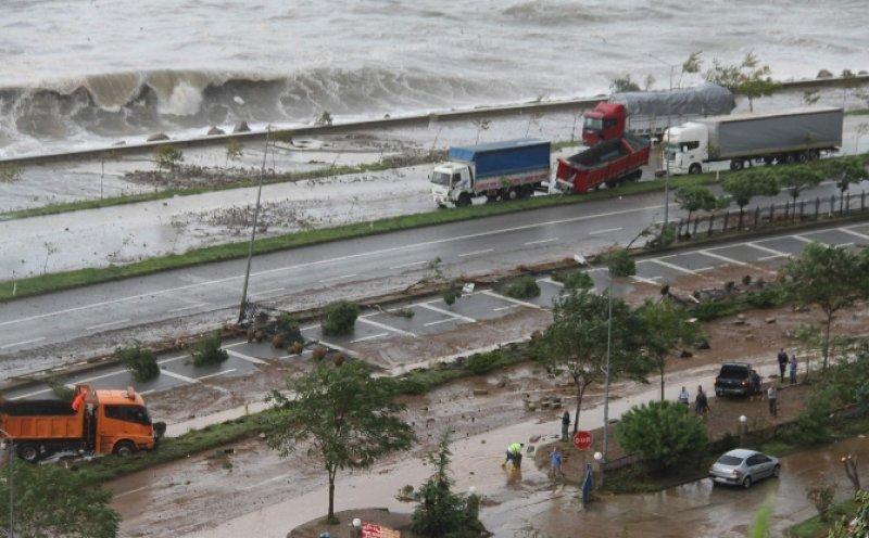 Giresun'da dev dalgalar caddeyi sular altında bıraktı
