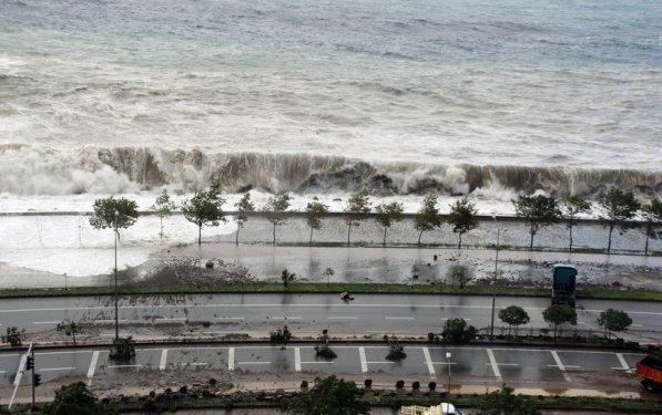 Giresun'da dev dalgalar caddeyi sular altında bıraktı