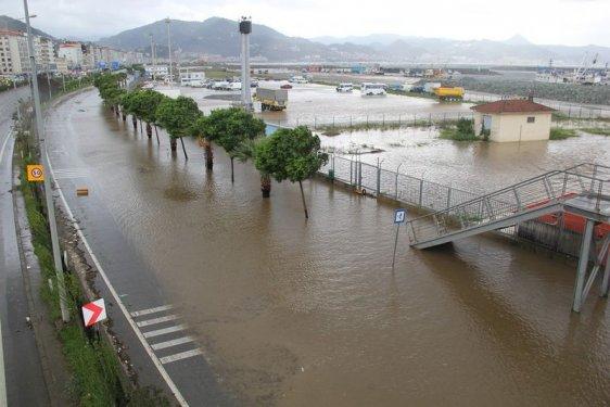Giresun'da dev dalgalar caddeyi sular altında bıraktı