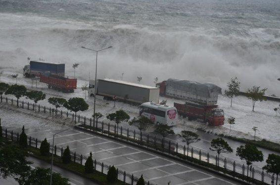 Giresun'da dev dalgalar caddeyi sular altında bıraktı