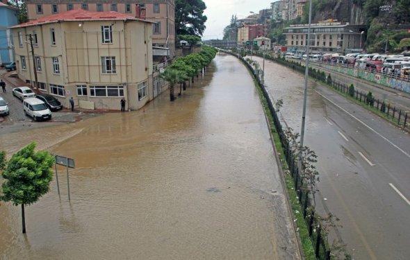 Giresun'da dev dalgalar caddeyi sular altında bıraktı