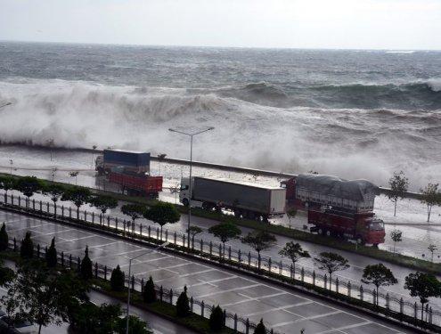 Giresun'da dev dalgalar caddeyi sular altında bıraktı
