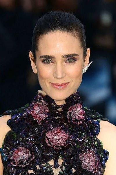 Kaşlarıyla fark yaratan ünlü isimler