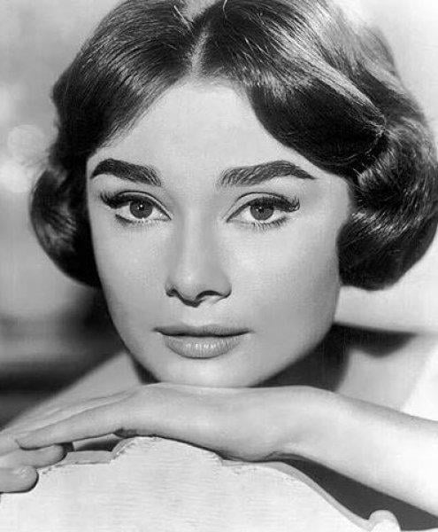 Kaşlarıyla fark yaratan ünlü isimler