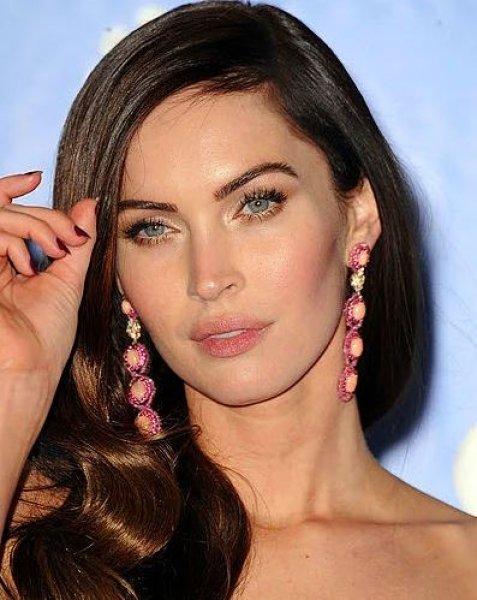 Kaşlarıyla fark yaratan ünlü isimler